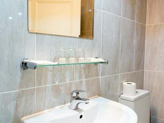An example of a bathroom at Bayswater Inn