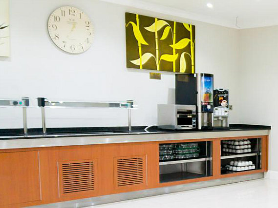 Bayswater Inn has breakfast facilities