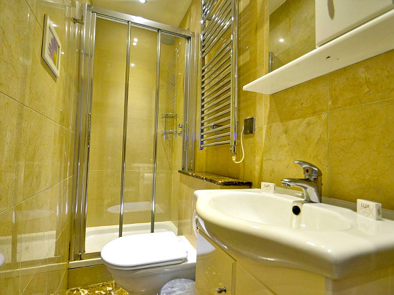A bathroom at Apart Hotel 73