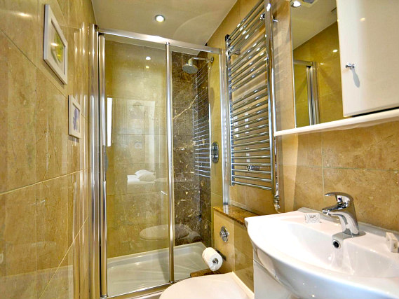 A typical bathroom at Apart Hotel 73