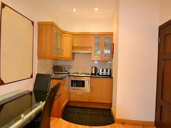 A kitchen at Apart Hotel 73