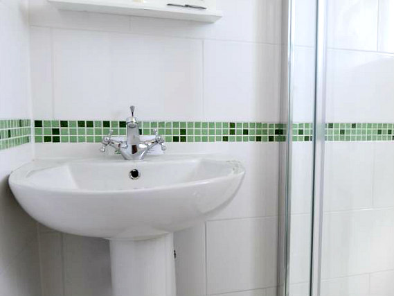 A bathroom at The Park Hotel Ilford