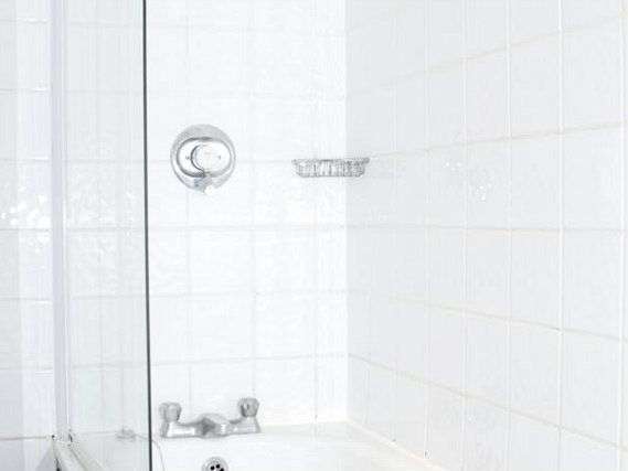 A bathroom at Kensington Rooms Hotel