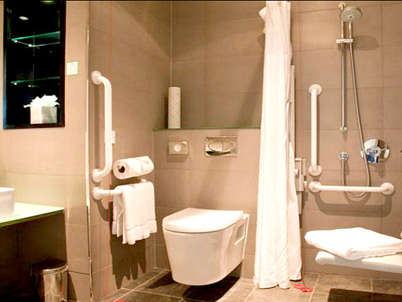 A bathroom at Holiday Inn London Kingston South