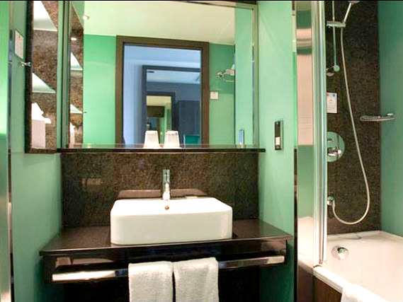 An example of a bathroom at Holiday Inn London Kingston South