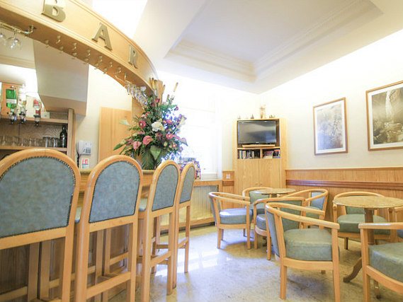Relax in the bar at Nayland Hotel London after a busy day