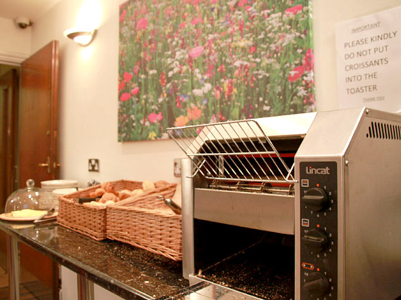 Grapevine Hotel has breakfast facilities