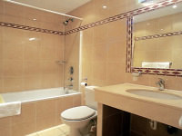 A typical bathroom at Abcone Hotel London