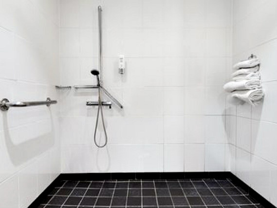A bathroom at Ramada Hounslow - Heathrow East