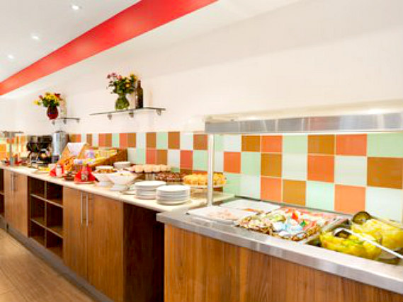 Ramada Hounslow - Heathrow East offers a place to eat