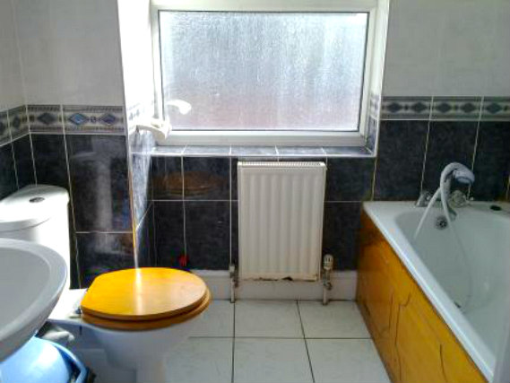 A bathroom at Rooms For You