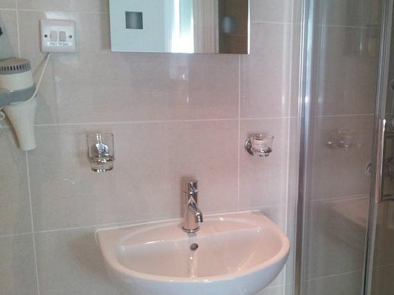 A typical bathroom at O Paddington Hotel