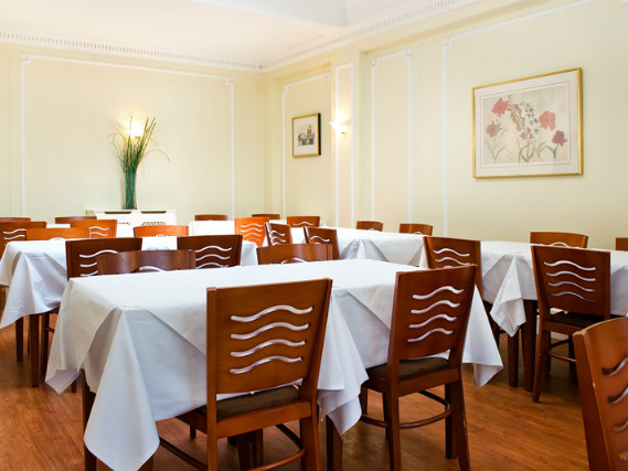 Astor Court Hotel has breakfast facilities