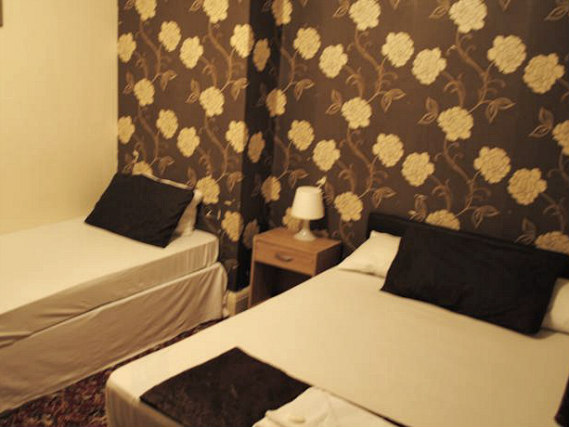 A room at Old Friend Hotel