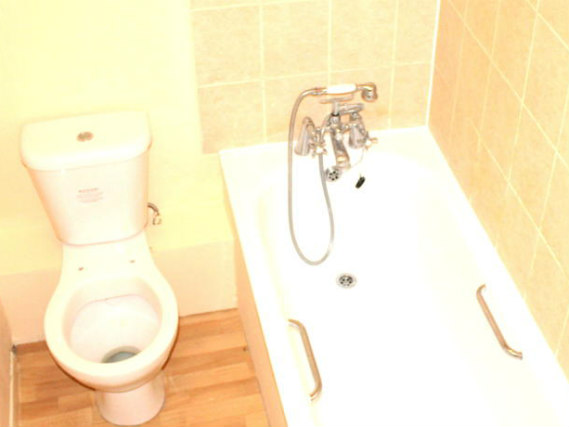 A typical bathroom at Heathrow Lodge