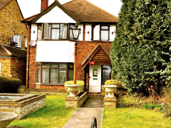 You'll be close to Heathrow Airport when you stay at Heathrow Lodge