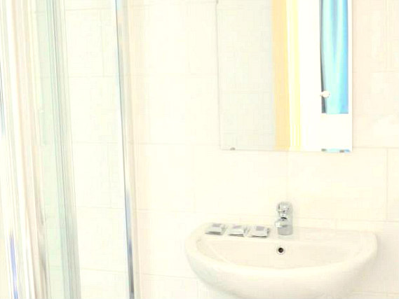 Bathroom at Heathrow Lodge