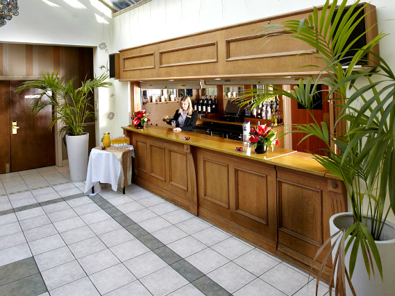Best Western Cumberland Hotel has a bar area