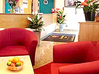 Reception at Comfort Inn Buckingham Palace