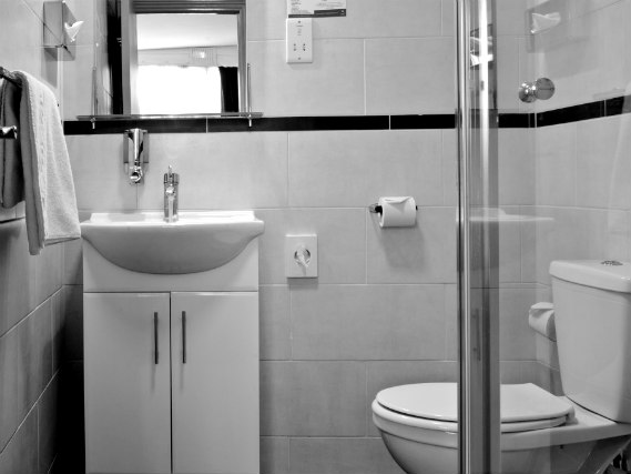 An example of a bathroom at Comfort Inn Edgware Road