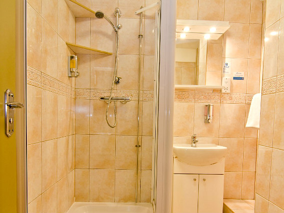 A typical bathroom at Comfort Inn Edgware Road