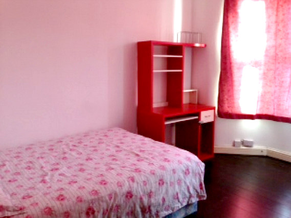 Plenty of light and space in this Single room
