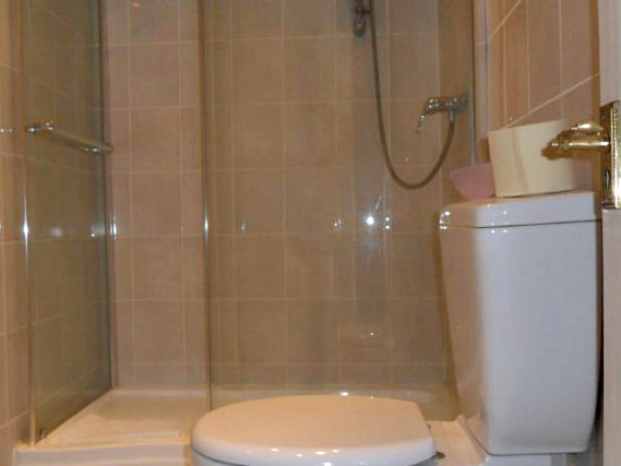 A bathroom at Skyways Hotel