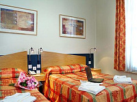 Twin room at Comfort Inn Victoria