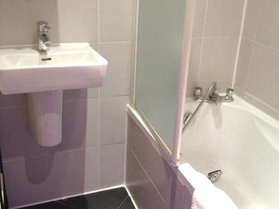 A bathroom at Hampstead Suites