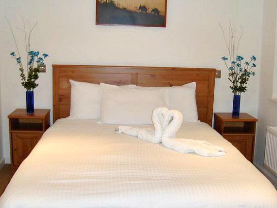 Hampstead Suites offers WiFi