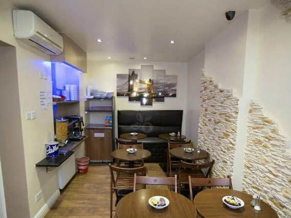 Notting Hill Gate Hotel offers a place to eat